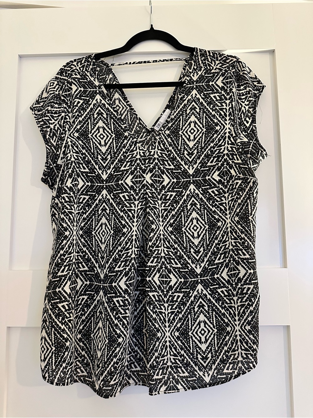 DR2 Black & White Geometric V-Neck Blouse